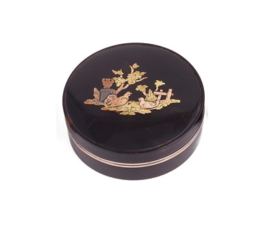 Lot 648 - ~A TORTOISESHELL SNUFF BOX