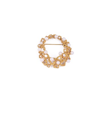 Lot 683 - GOLD AND CULTURED PEARL BROOCH