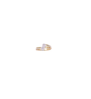 Lot 686 - DIAMOND CROSS OVER RING