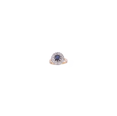Lot 702 - SAPPHIRE AND DIAMOND RING