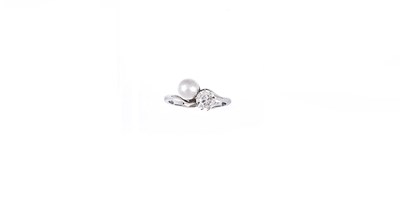 Lot 715 - CULTURED PEARL AND DIAMOND RING