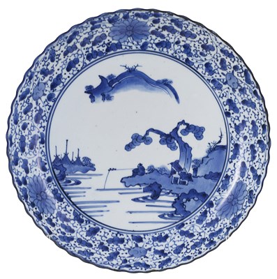 Lot 2 - A JAPANESE KAKIEMON STYLE BLUE AND WHITE DISH
