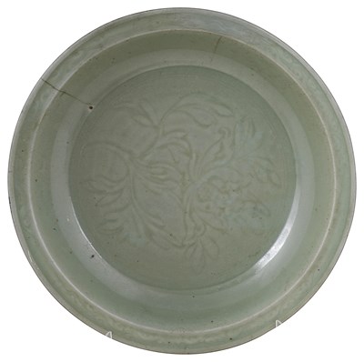 Lot 14 - A CHINESE 'LONGQUAN' CELADON LARGE DISH