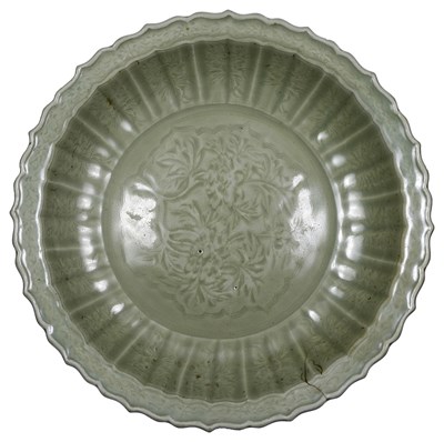 Lot 17 - A CHINESE 'LONGQUAN' CELADON LARGE DISH