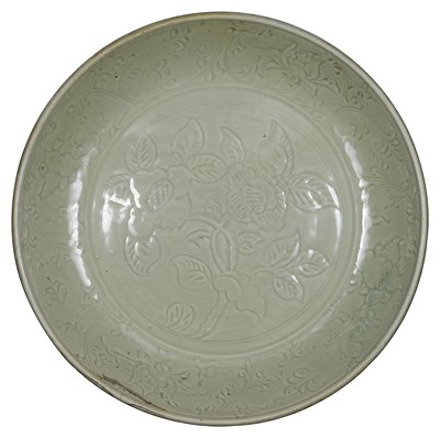 Lot 18 - A CHINESE 'LONGQUAN' CELADON LARGE DISH