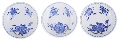 Lot 32 - A SET OF THREE CHINESE BLUE AND WHITE SAUCER DISHES