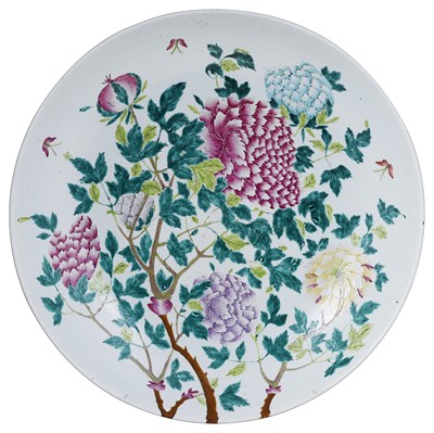 Lot 33 - A CHINESE FAMILLE ROSE LARGE DISH