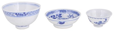 Lot 36 - THREE PIECES OF CHINESE BLUE AND WHITE PORCELAIN