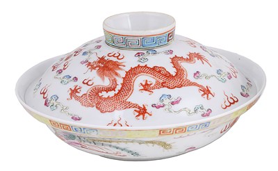 Lot 38 - A CHINESE FAMILLE ROSE BOWL AND COVER