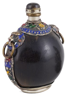 Lot 70 - A CHINESE SILVER-MOUNTED HORN SNUFF BOTTLE