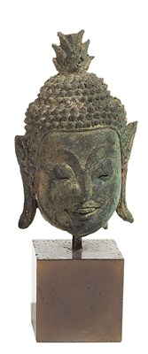 Lot 85 - A SMALL BRONZE HEAD OF BUDDHA