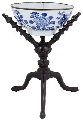 Lot 309 - A GEORGIAN DARK STAINED FRUITWOOD CAT (OR BOWL STAND)