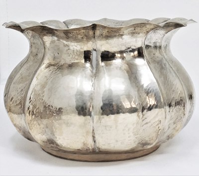 Lot 369 - AN ITALIAN BOWL