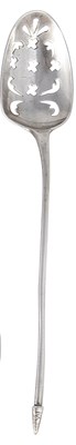 Lot 384 - A GEORGIAN SILVER MOTE SPOON