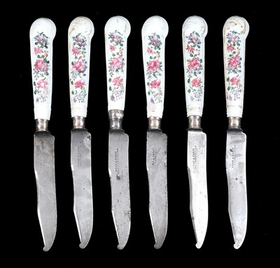 Lot 60 - A SET OF SIX CHINESE EXPORT PORCELAIN HANDLED KNIVES