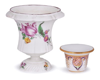 Lot 79 - A MENNECY SMALL URN