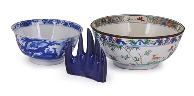 Lot 92 - A CHINESE BLUE AND WHITE BOWL, KANGXI