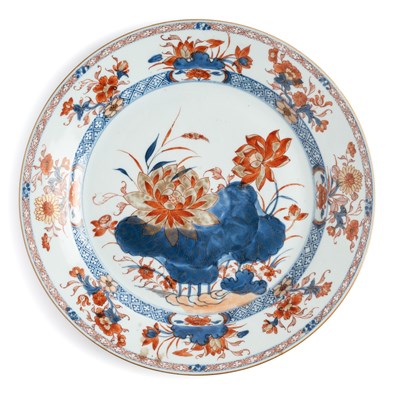 Lot 29 - A LARGE CHINESE IMARI DISH, QING DYNASTY, EARLY 18TH CENTURY