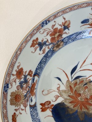 Lot 57 - A LARGE CHINESE IMARI DISH, QING DYNASTY, EARLY 18TH CENTURY