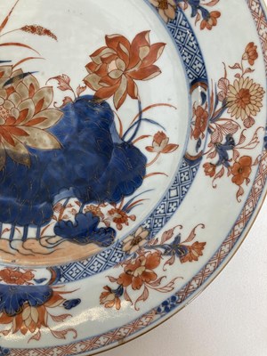 Lot 57 - A LARGE CHINESE IMARI DISH, QING DYNASTY, EARLY 18TH CENTURY