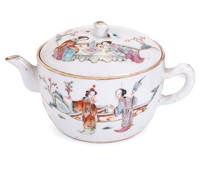 Lot 129 - A CHINESE PORCELAIN SMALL TEAPOT AND COVER