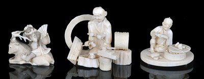 Lot 166 - A JAPANESE IVORY OKIMONO OF A MONKEY AND DEER