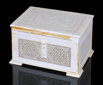 Lot 207 - AN INDIAN IVORY BOX