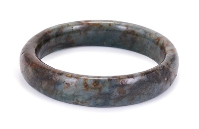 Lot 214 - A CHINESE JADE BANGLE
