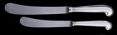Lot 239 - A SET OF TWELVE GEORGE V SILVER HANDLED TABLE KNIVES AND TWELVE DESSERT KNIVES