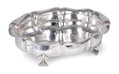 Lot 304 - AN ITALIAN DISH