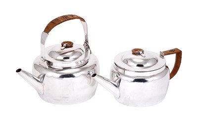 Lot 316 - A VICTORIAN SILVER TRAVELLING TEA KETTLE AND TEAPOT