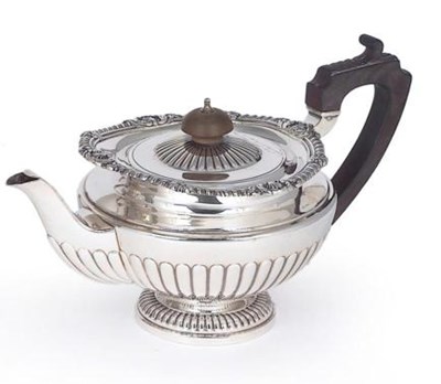 Lot 325 - AN EDWARDIAN SILVER TEAPOT