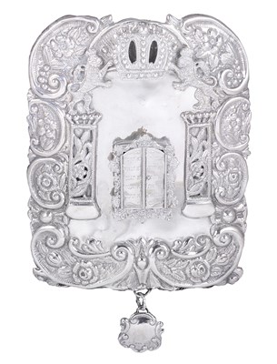 Lot 334 - A GEORGE V SILVER TORAH SHIELD (TAS)