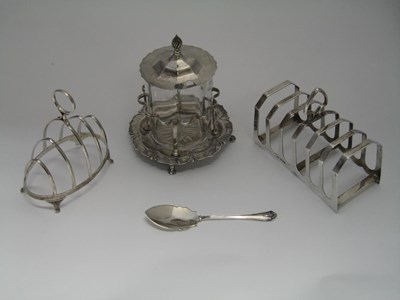 Lot 365 - AN EDWARDIAN SILVER PRESERVE POT STAND