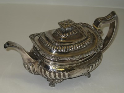 Lot 367 - A GEORGE III SILVER TEAPOT