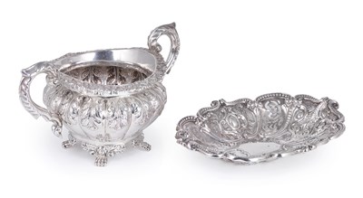 Lot 369 - AN IRISH GEORGE IV SILVER SUGAR BOWL