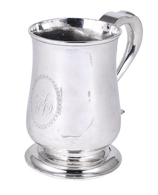 Lot 392 - A GEORGE III SILVER MUG