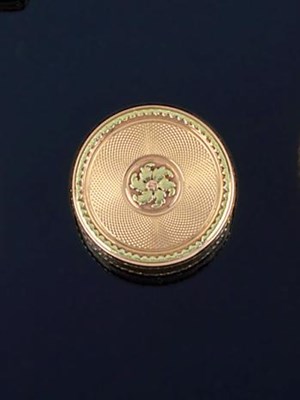 Lot 424 - A LOUIS XVI TWO-COLOUR GOLD BONBONNIERE