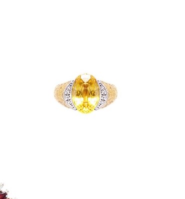 Lot 465 - YELLOW SAPPHIRE AND DIAMOND RING