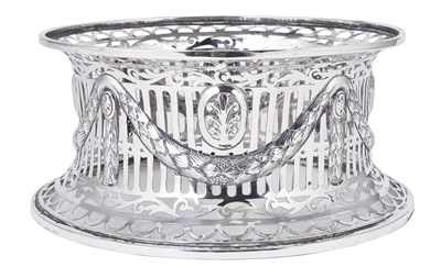 Lot 210 - AN EDWARDIAN SILVER DISH RING