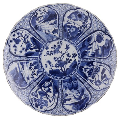 Lot 1 - A CHINESE BLUE AND WHITE PORCELAIN CHARGER