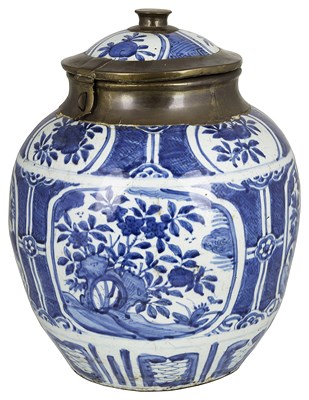 Lot 2 - A KRAAK PORCELAIN STORAGE JAR AND COVER