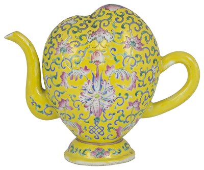 Lot 3 - A CHINESE CADOGAN TYPE PORCELAIN WINE POT (OR TEAPOT)