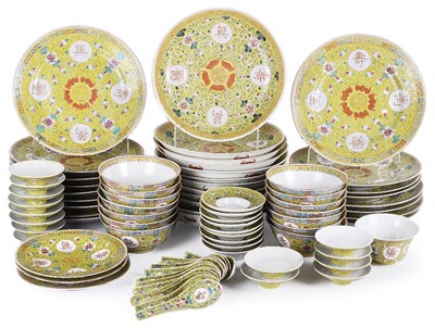 Lot 5 - A CHINESE PORCELAIN PART DINNER SERVICE