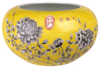 Lot 7 - â€¡ A CHINESE DAYAZHAI ALMS BOWL
