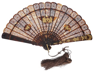Lot 29 - ~A CHINESE TORTOISESHELL BRISE FAN, PROBABLY CANTON, SECOND HALF 19TH CENTURY