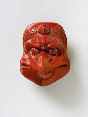 Lot 174 - A JAPANESE MASK NETSUKE OF KARASU-TENGU