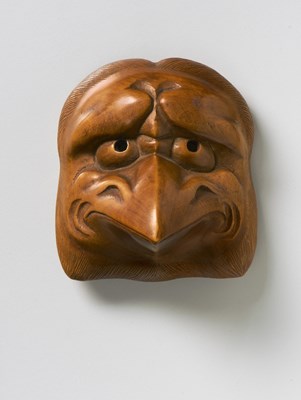 Lot 176 - A JAPANESE MASK NETSUKE OF A LARGE KARASU-TENGU