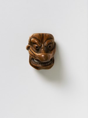 Lot 179 - A JAPANESE MASK NETSUKE OF A SMALL KONOHA-TENGU