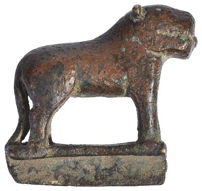 Lot 290 - A SMALL BRONZE FIGURE OF A LION